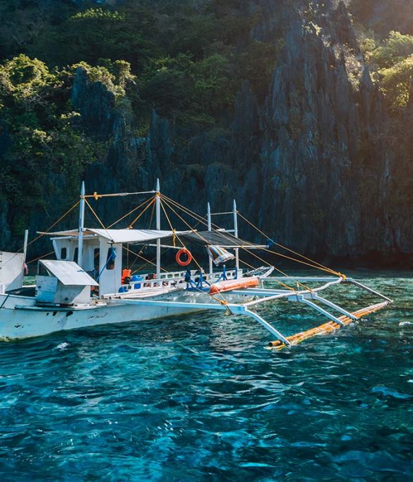 banca-local-boat-on-turquoise-water-against-huge-l-small.jpg
